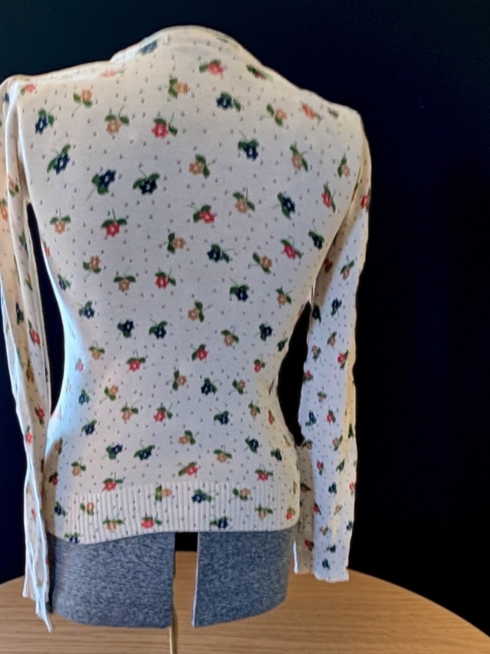 Lux Cream Floral Long-Sleeve Crewneck Knit Top Size M - Picture 4 of 9